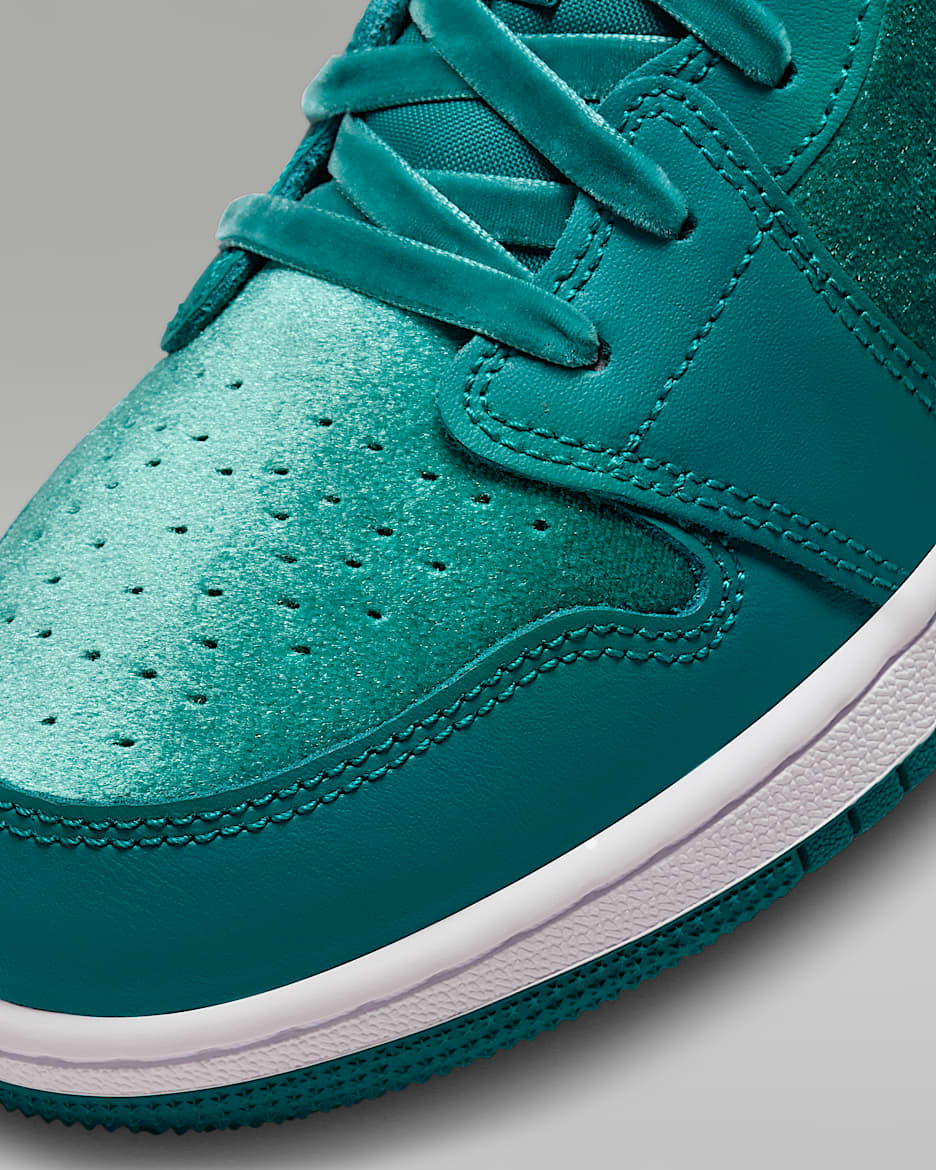 Air Jordan 1 Low SE Older Kids Shoes